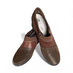 Clarks Cloudsteppers Women's Caddell loafer in brown with a side zipper Sz 10M